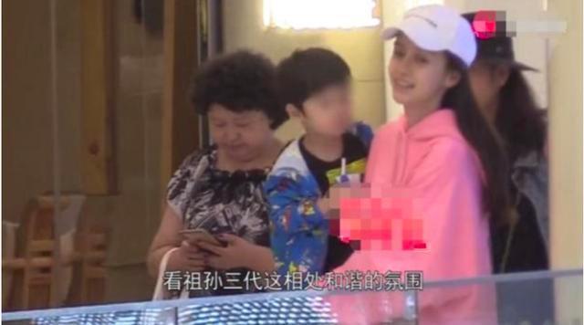 黄晓明妈妈带2岁小海绵探班baby，婆媳关系不一般