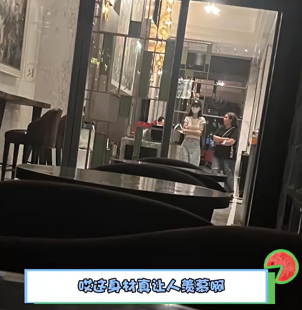 Baby酒店抱儿子回房间！5岁小海绵身形壮实，小粗腿盘妈妈细腰上